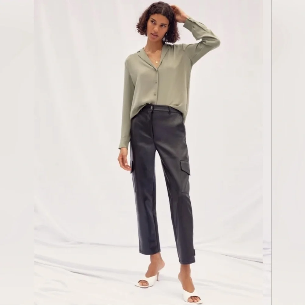 ARITZIA WILFRED VEGAN LEATHER HIGH
RISE TAPERED CARGO PANTS, size 2 - Picture 2 of 9